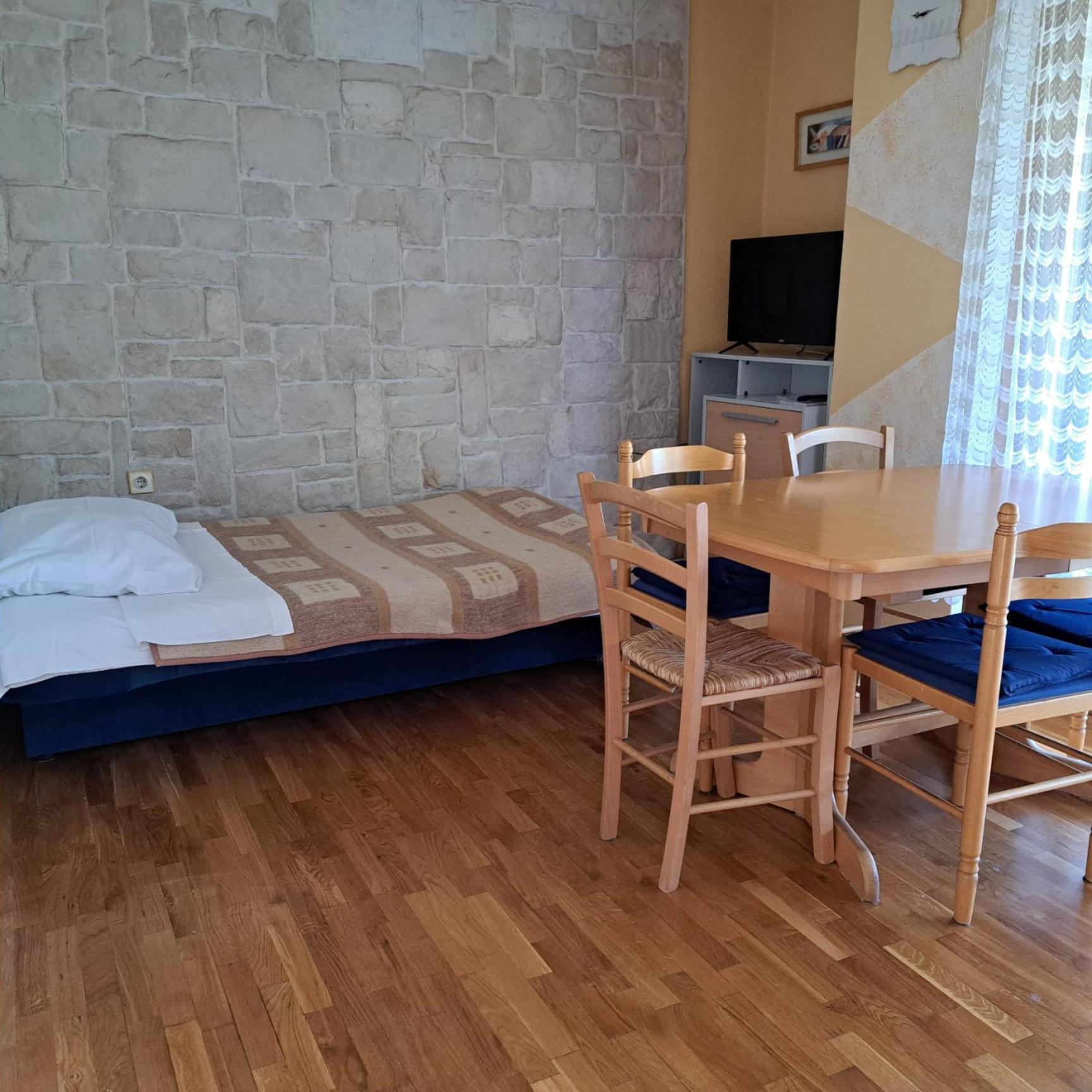 Sabina I Grapes Malinska